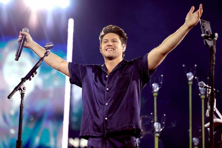 Harry Styles Joins Niall Horan’s Concert and Sings One Direction’s ‘Stockholm Syndrome’
